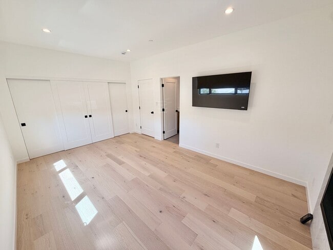 Building Photo - Never-Lived-In Luxury: 1,408 Sq Ft Detached Single-Family Home with Private Office — Downtown Sun...