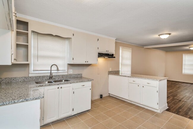 Building Photo - Charming Home with Open Floor Plan & Cover...