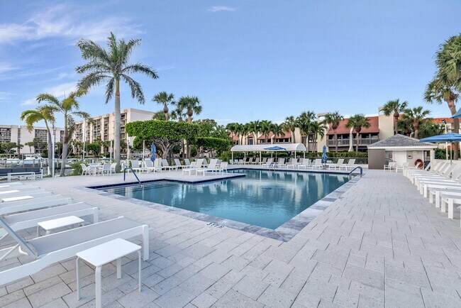Building Photo - 2707 N Ocean Blvd