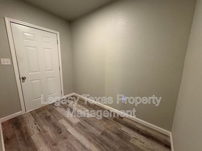 Building Photo - 101-1 Lane Ave