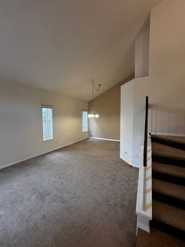 Building Photo - Santa Fe Hills 4 Bedroom Home