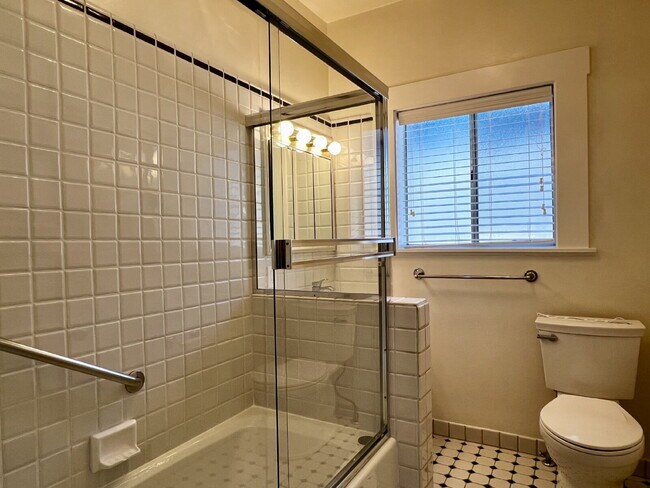 Building Photo - Bright and Spacious 5 Bedroom Home in San Anselmo