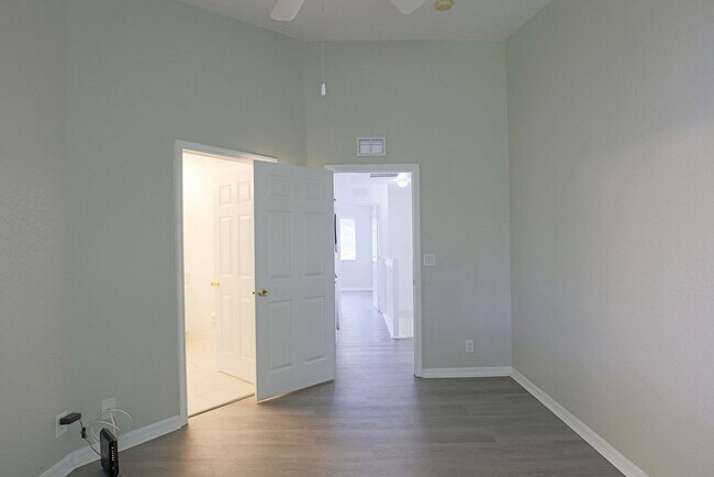 Building Photo - Cypress Landing 10067