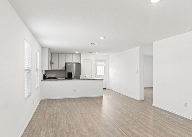 Building Photo - "Gorgeous 3-Bedroom Home with 2 Full Baths in San Antonio's Serene 1450 Sq Ft Retreat!"