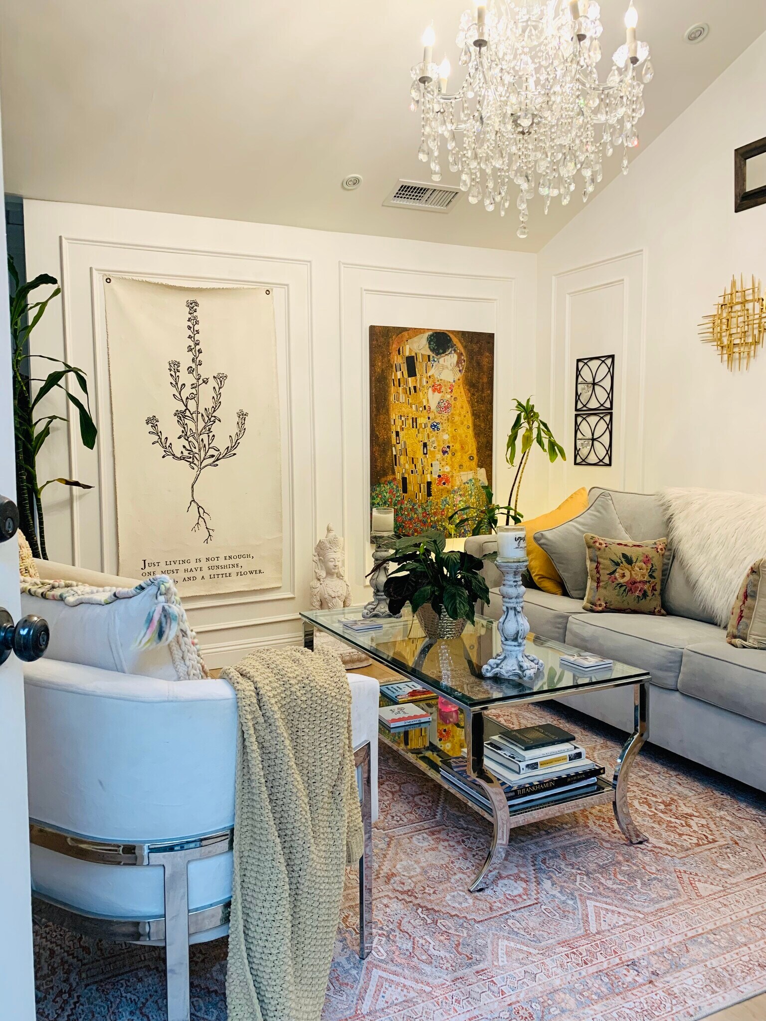 Living Room - 607 N Windsor Blvd