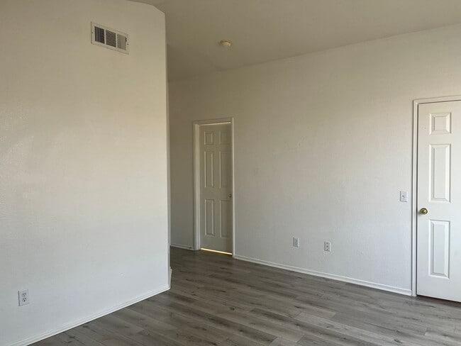 Building Photo - 3 bedroom 2 bathroom Home available in Vic...