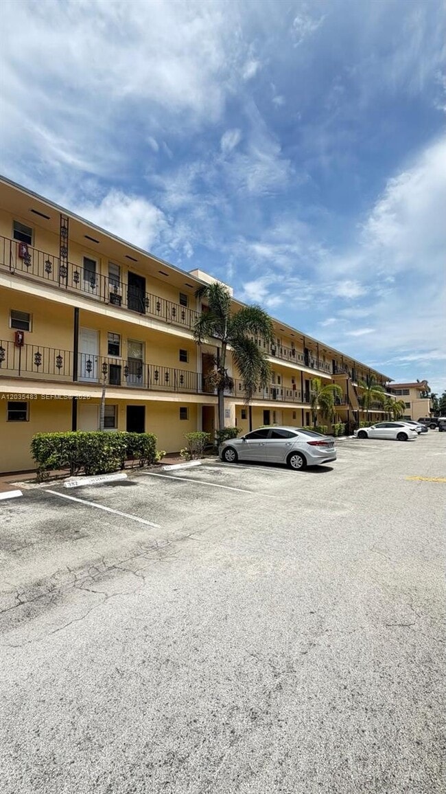 Building Photo - 20200 NE 27th Ct