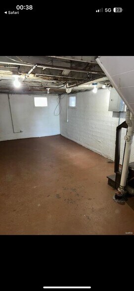 Building Photo - 4715 Thrush Ave