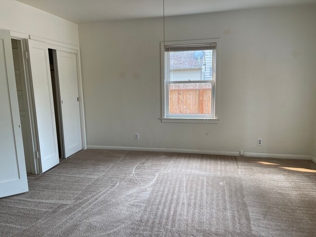 Building Photo - 3 Bedroom 1 Bath Home w/ 2 Car Garage