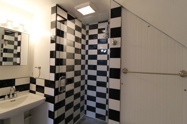 Building Photo - June FREE On This One Bedroom Apartment Near KU Med