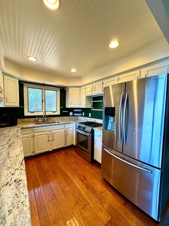 Building Photo - LAKEFRONT LIVING!