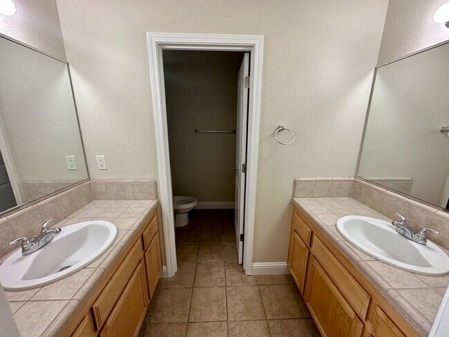 Building Photo - 215