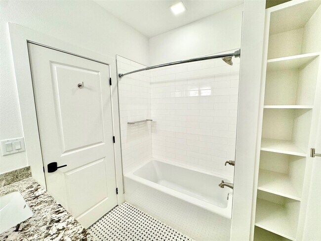 Building Photo - 2102 Mechanic St