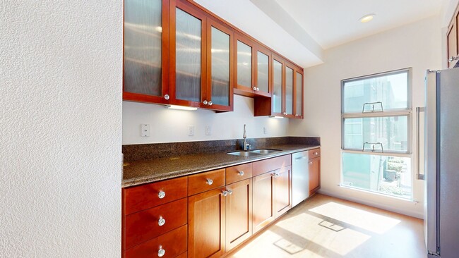 Building Photo - Beautiful Emeryville Townhome Available!