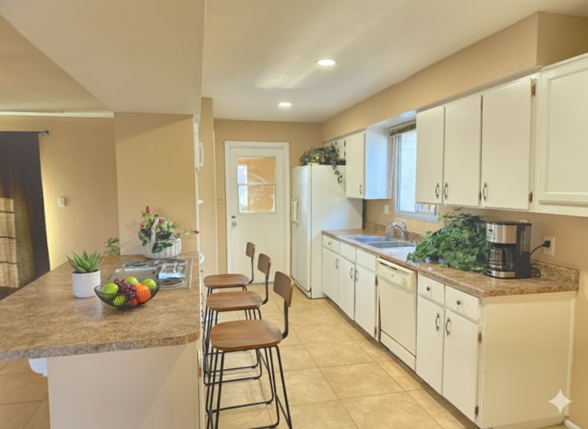 Building Photo - LARGE 4BR - 2BA HOUSE - LARGE BEDROOMS - R...