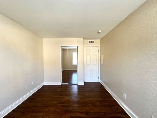 Building Photo - 2 bed, 2 bath located in Corona, CA!