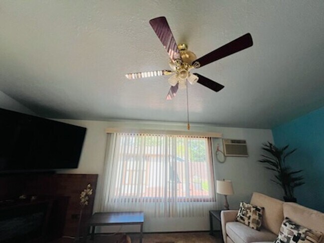 Building Photo - 3-Bedroom, 2-Bath Home Convenient Location...