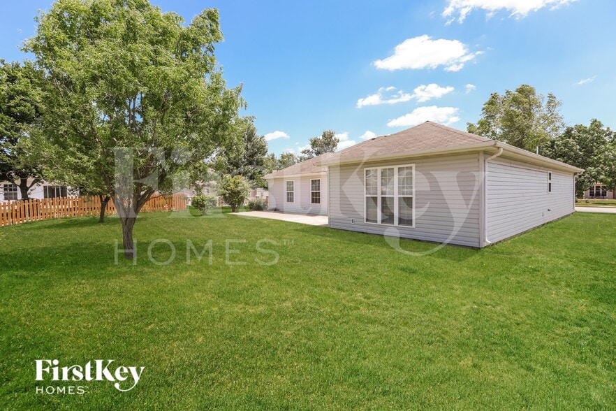 Building Photo - 724 Bristol Dr