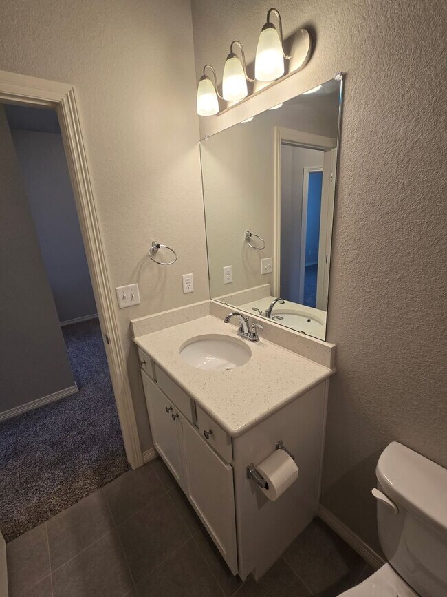 Building Photo - 3B/3B Townhome NOW AVAILABLE in Windsor! Great Location!