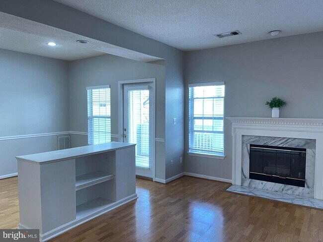 Building Photo - 1701 Lake Shore Crest Dr