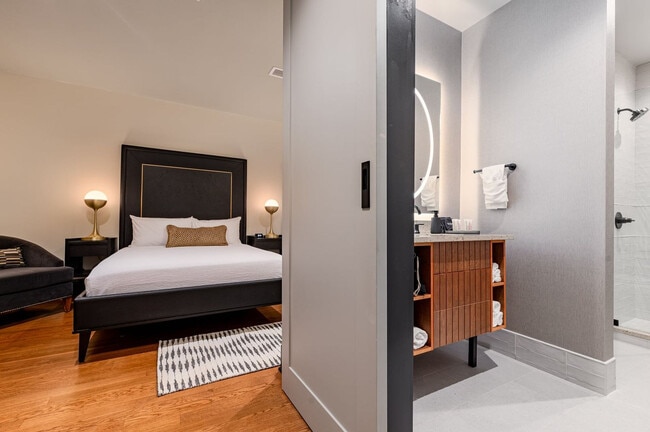 Building Photo - 1011 Canal St