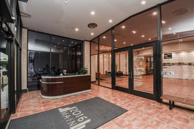 Building Photo - 2016 Main St