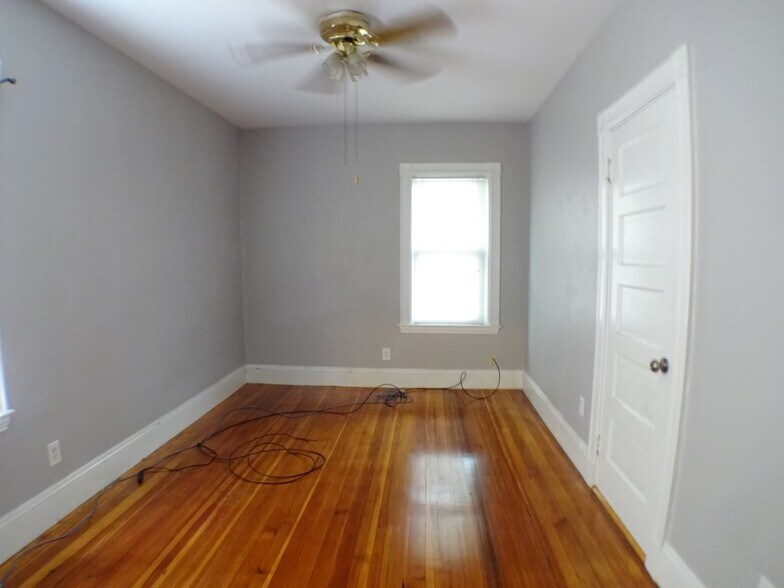 Building Photo - 102 Saxton St