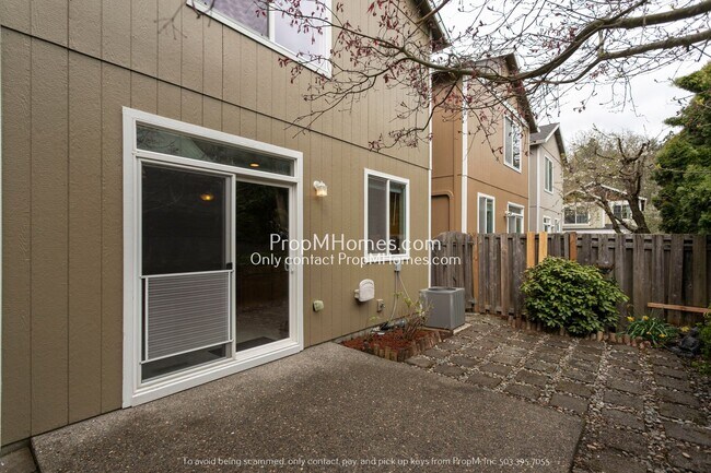 Building Photo - Cozy 3 Bedroom Home Close to Nike & Intel!