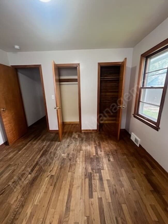 Building Photo - Come make this house your home!