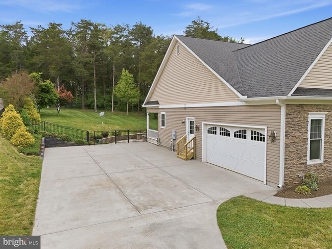 Building Photo - 42240 Hiddenwood Ln