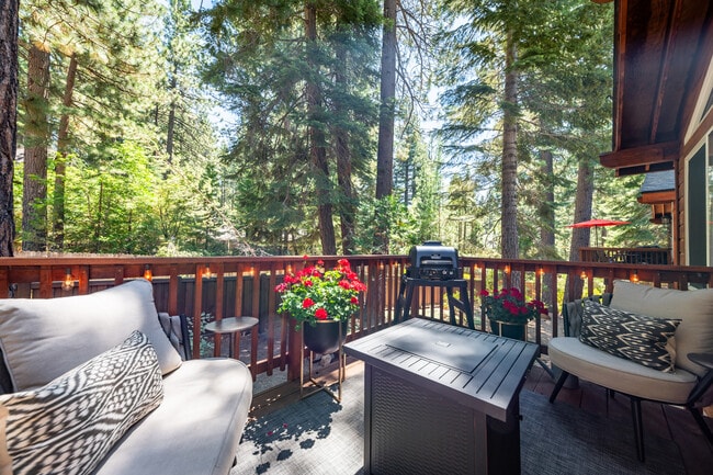 Building Photo - 198 Country Club Dr