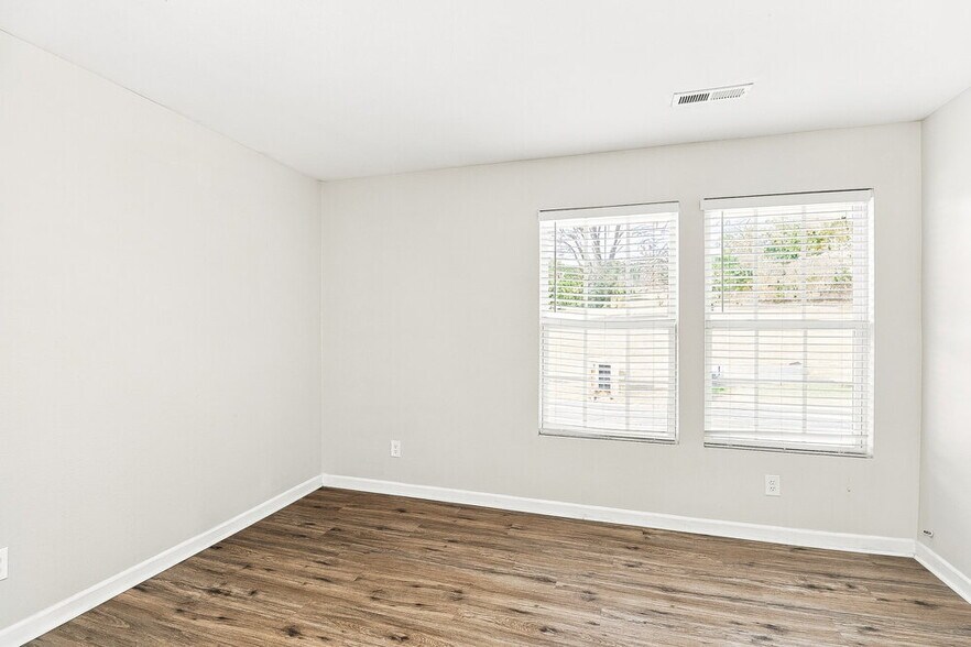 Building Photo - 1605 Bray Dr