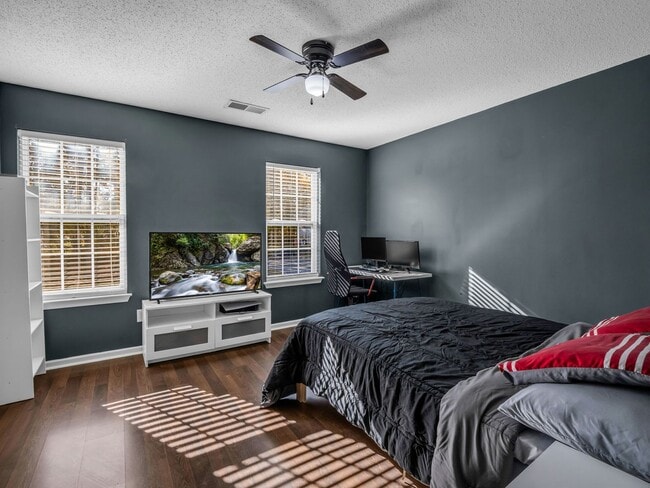 Building Photo - Cute- two bedroom townhome