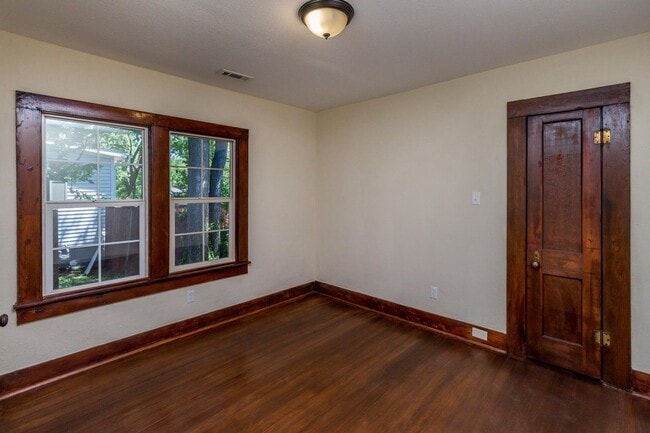 Building Photo - 808 Woodrow St