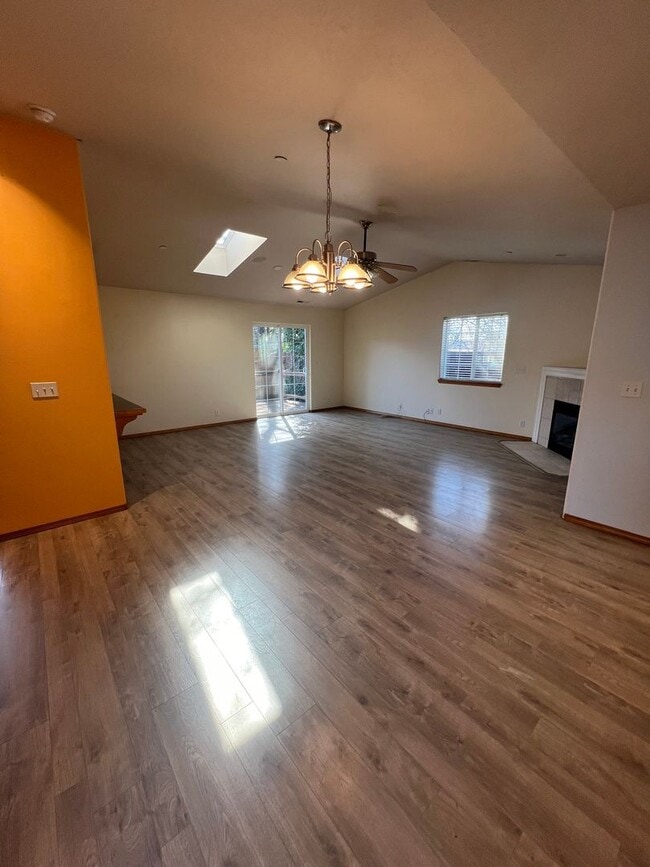 Building Photo - 3-Bedroom 2-Bathroom house in North Eugene
