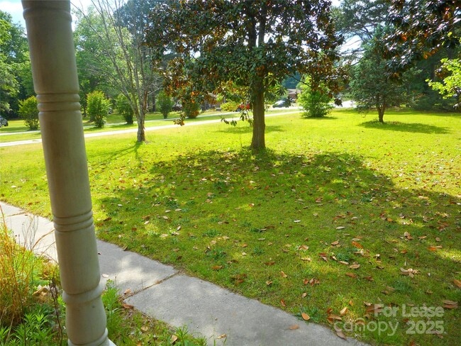 Building Photo - 733 Catawba Cir N