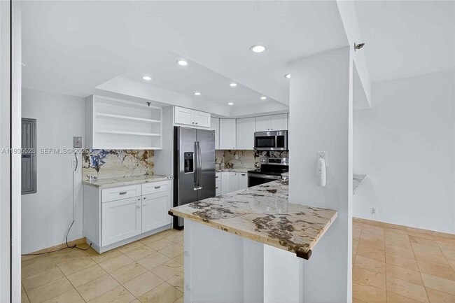 Building Photo - 520 Brickell Key Dr