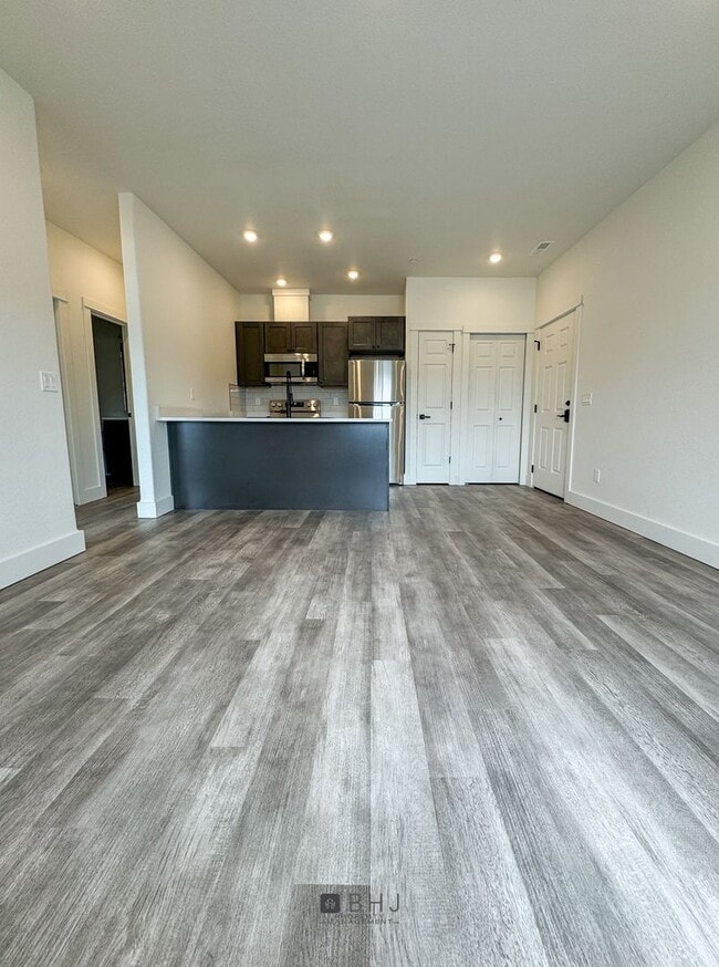 Building Photo - BRAND NEW Pet Friendly 1 bed/ 1 bath apart...