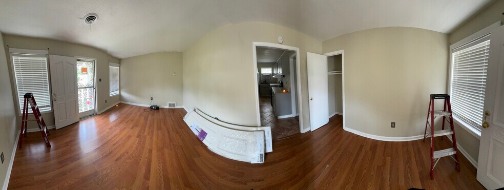 Living room had a coat closet and access to kitchen - 511 Harris Estate Dr