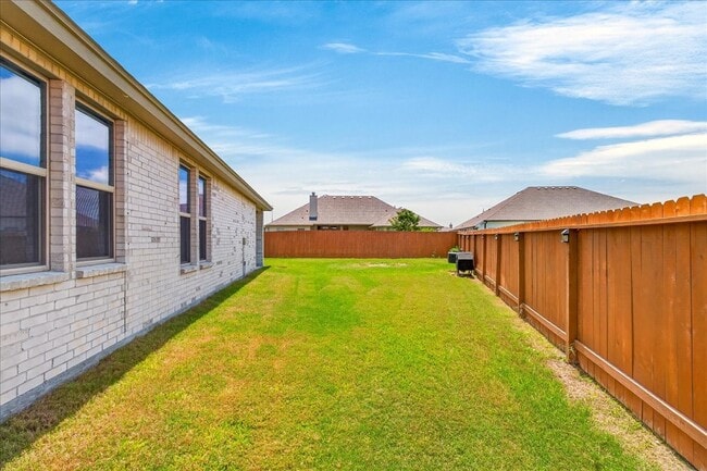 Building Photo - 2646 Las Estrellas St