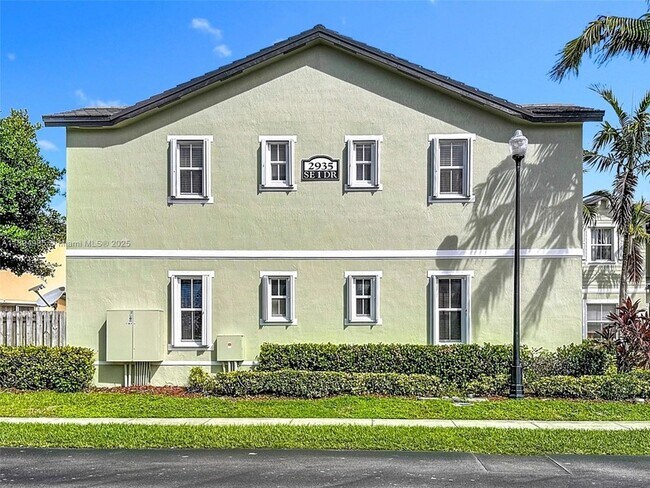 Building Photo - 2935 SE 1st Dr