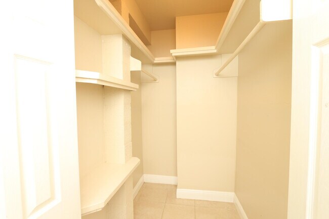 Building Photo - 4916 Silver Oak Dr