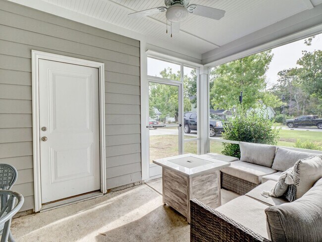 Building Photo - Charming 4 Bedroom Cottage Available in Og...