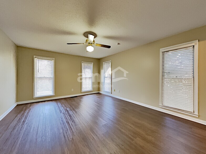 Building Photo - 34 Bell Ct