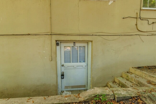 Building Photo - MOVE IN SPECIAL!!! $699- Updated 2 bed/1 bath apartment near Medical Center, with brand-new appli...