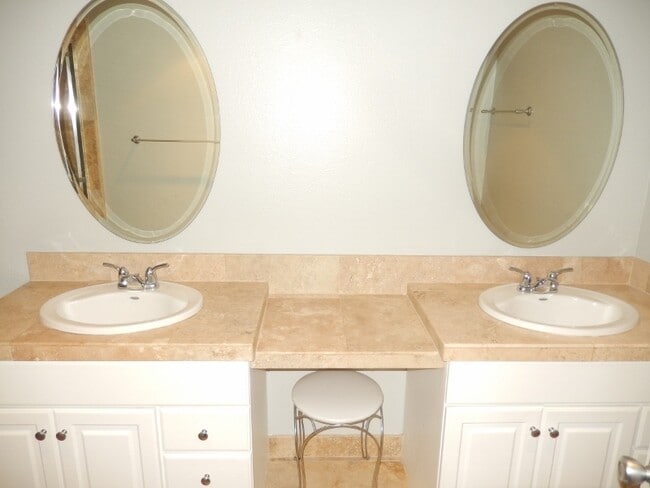 Building Photo - Updated 2Bed/ 2Bath Condo In Rancho Bernar...
