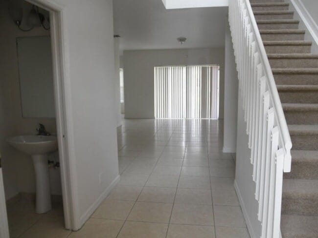 Building Photo - 912 Talia Cir