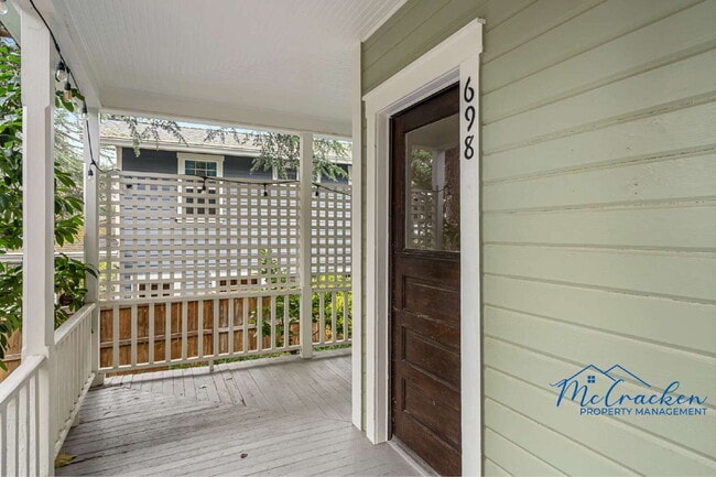 Building Photo - 698 Ashland St