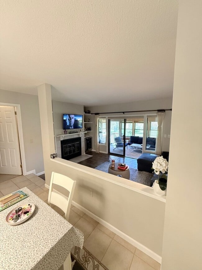 Building Photo - Farmington Woods Professional Townhouse Condo