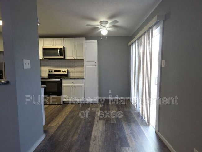 Building Photo - 5808 Wellington Dr